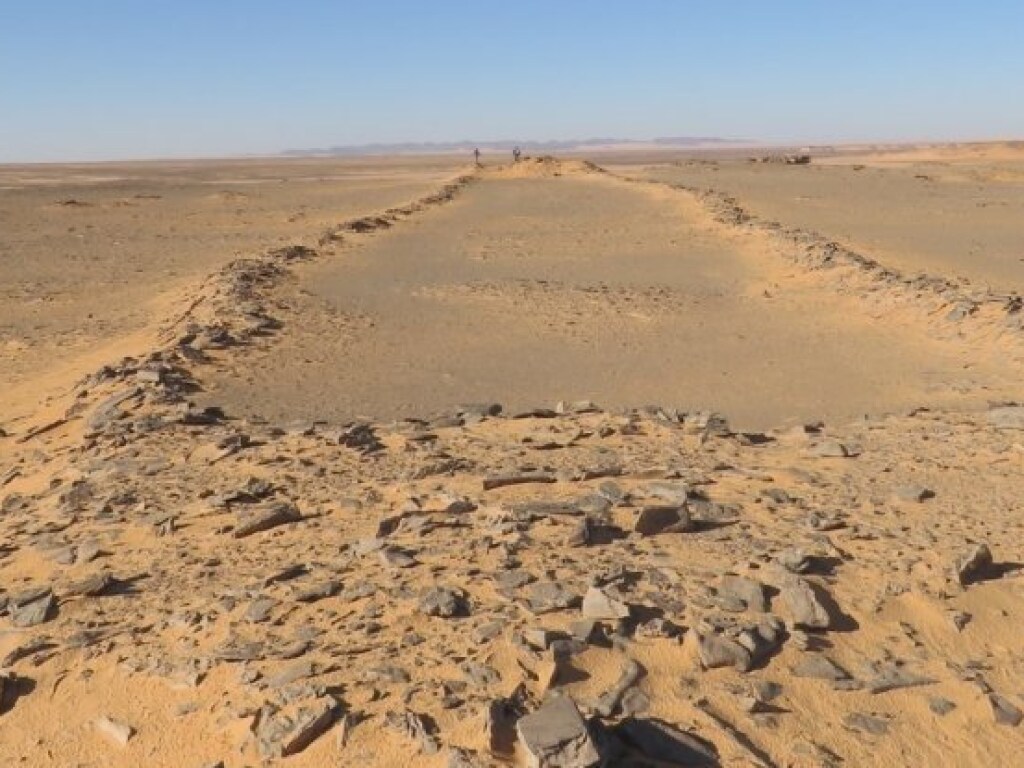Археологи нашли в пустыне древние здания, которые старше пирамид (ФОТО)