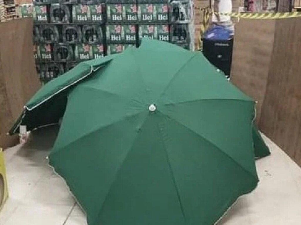 В бразильском сетевом магазине труп сотрудника поместили в «саркофаг» из коробок и зонтиков (ФОТО)