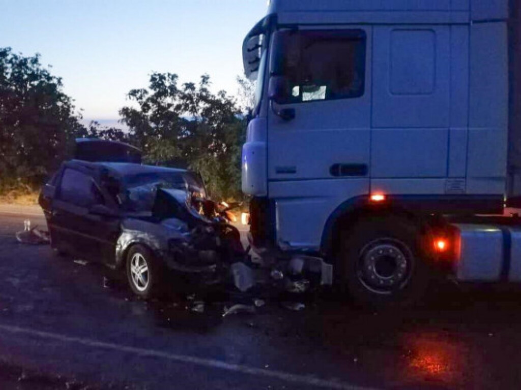Под Николаевом водитель Opel выехал на «встречку» и столкнулся с грузовиком DAF (ФОТО)