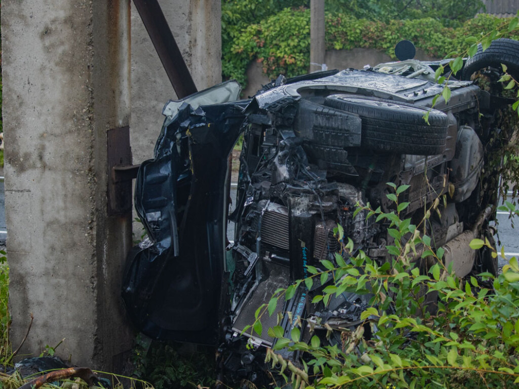 В Днепре Hyundai сбил бетонные столбики и перевернулось: водителя госпитализировали (ФОТО, ВИДЕО)