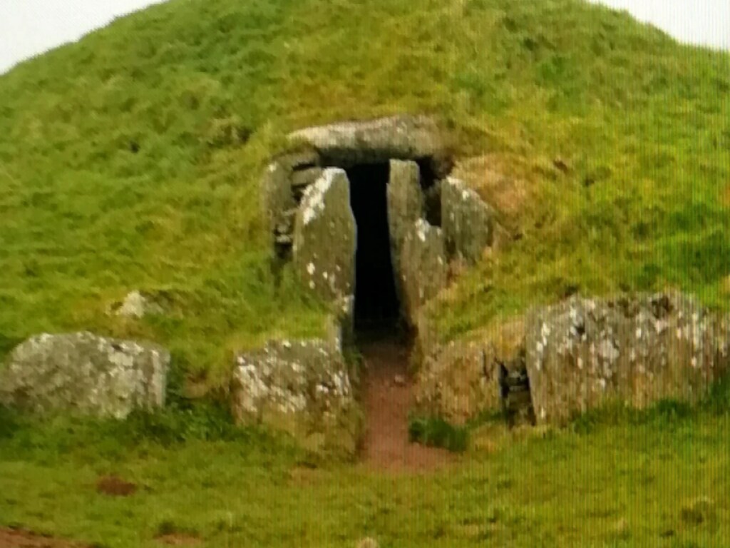 На «Острове Друидов» нашли загадочную гробницу возрастом 4000 лет (ФОТО)
