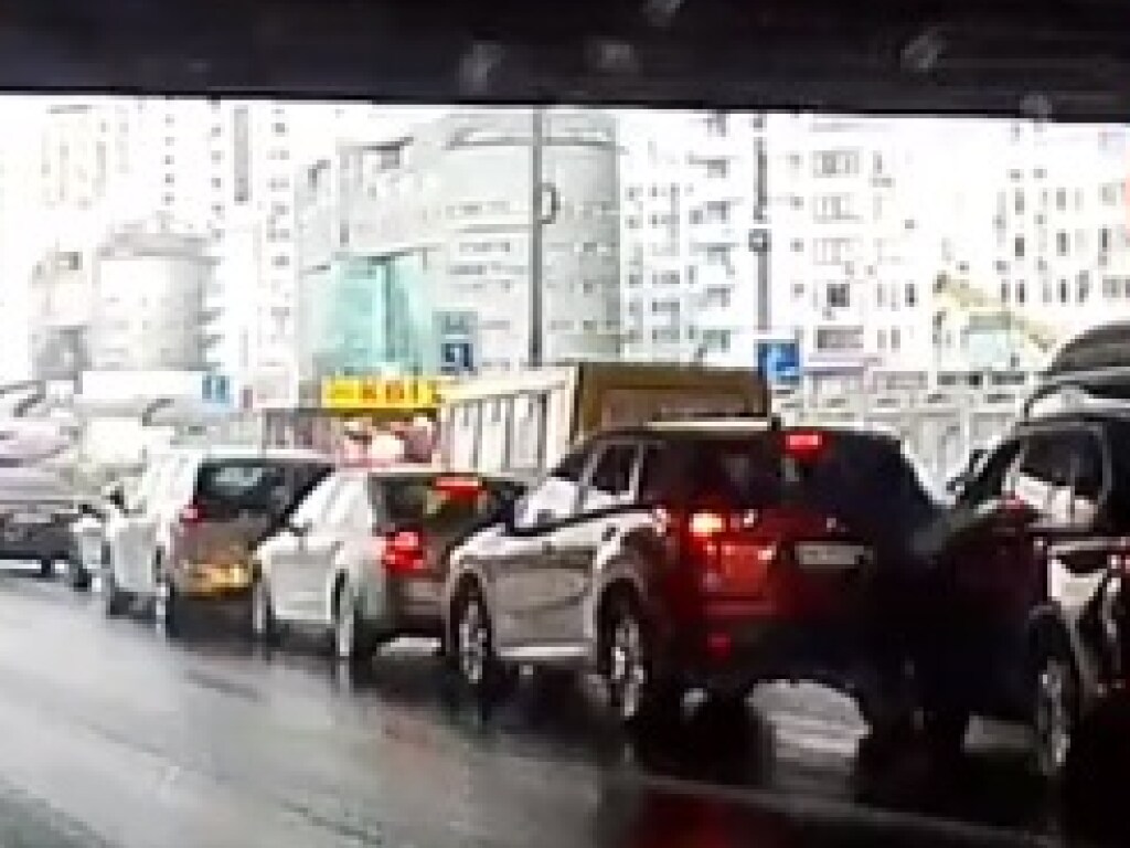 ДТП под мостом: на Осокорах в Киеве BMW на скорости врезался во внедорожник (ВИДЕО)