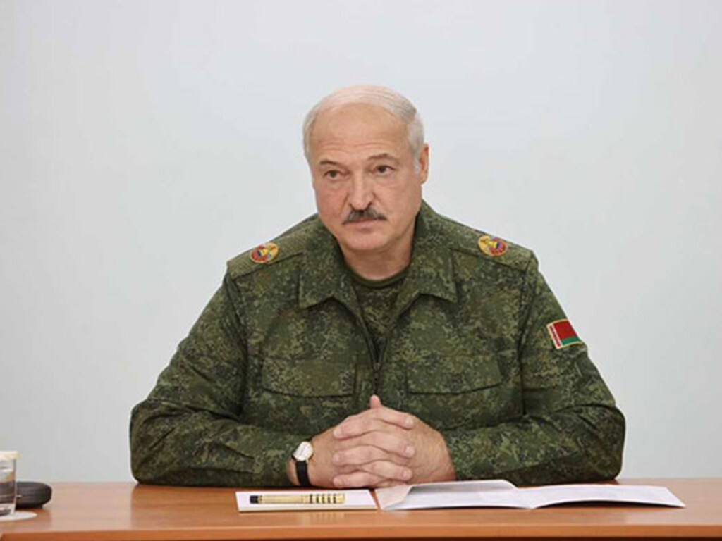 Лукашенко с автоматом и в бронежилете прилетел в резиденцию в Минске (ВИДЕО)