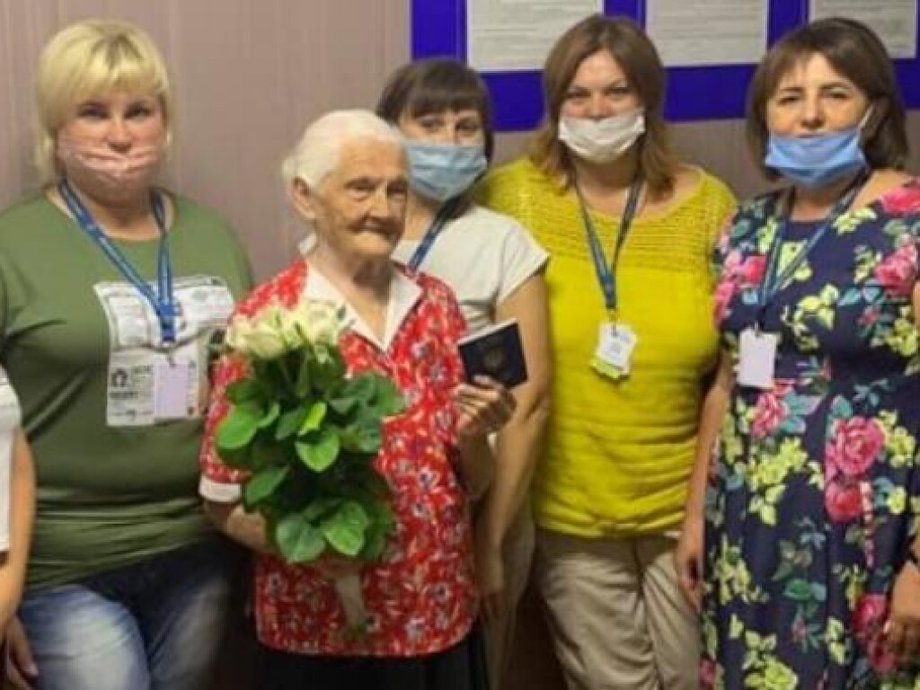 102-летняя украинка впервые получила загранпаспорт, чтобы воссоединиться с семьей (ФОТО)