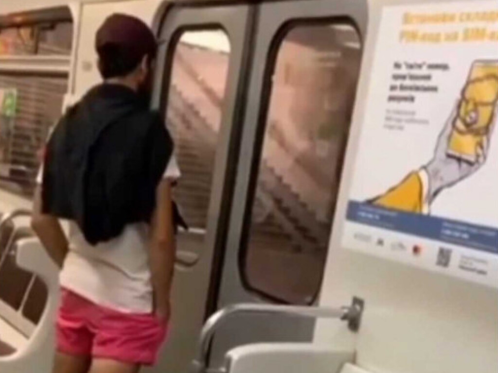На глазах у пассажиров: Бородатый вандал в розовых шортах разрисовал вагон метро в Киеве (ФОТО, ВИДЕО)