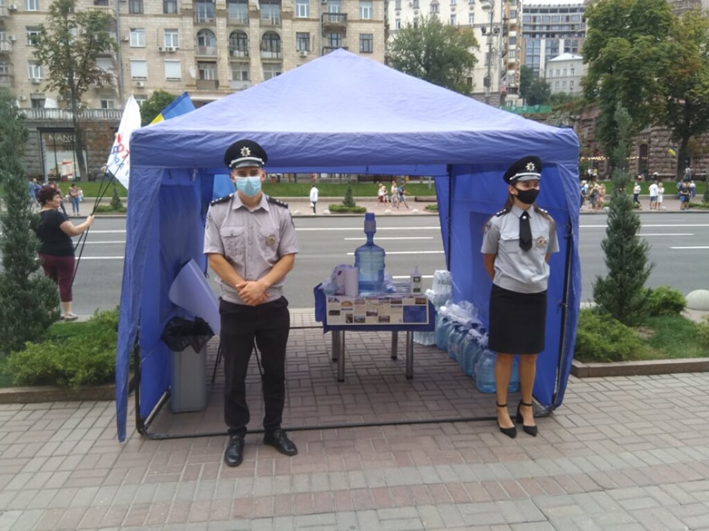 День Независимости Украины: На Крещатике полиция организовала спецпункты с водой, масками и дезинфекторами (ФОТО)