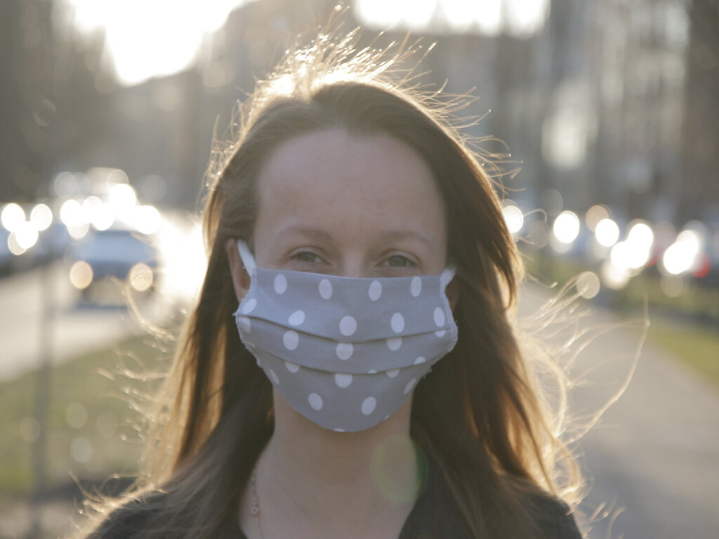 В защитной маске на лице очень жарко: врач рассказал, что делать