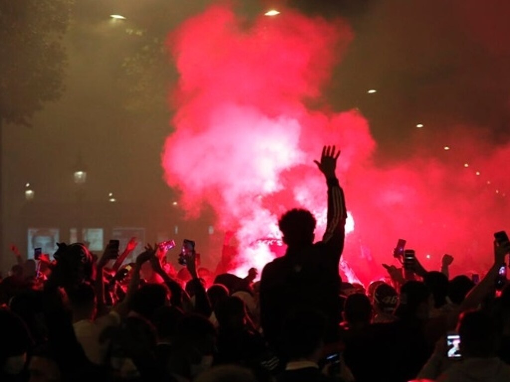 В Париже полиция применила слезоточивый газ для разгона футбольных фанатов (ФОТО, ВИДЕО)
