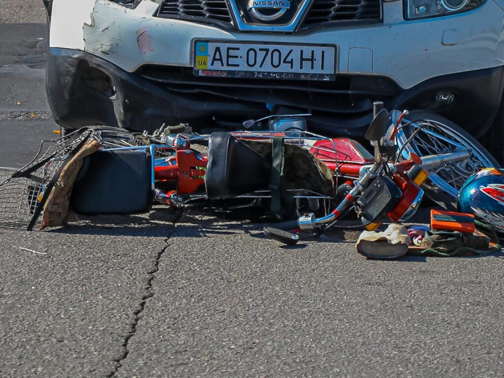Водитель Nissan сбил мопедиста под Днепром (ФОТО, ВИДЕО)