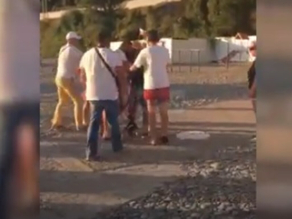 Драка охранников с туристами на пляже попала на видео