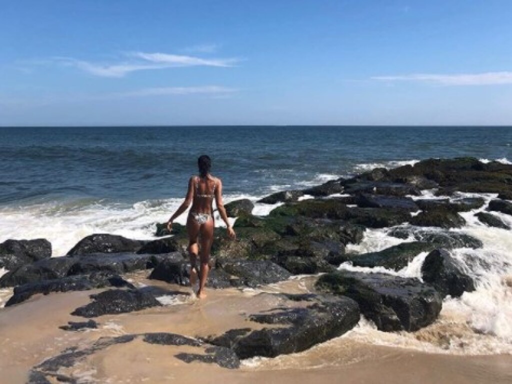 Ирина Шейк показала подписчиками всю свою красоту на новом пляжном снимке (ФОТО)