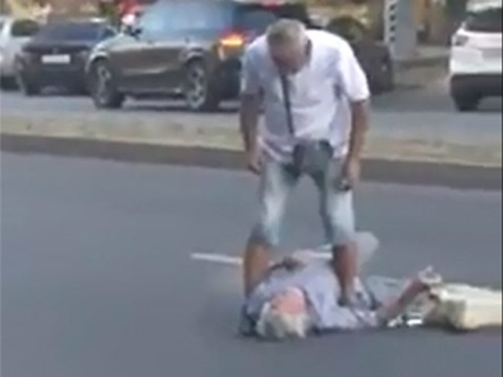 В центре Запорожья мужчина избил пенсионера посреди дороги (ФОТО, ВИДЕО)