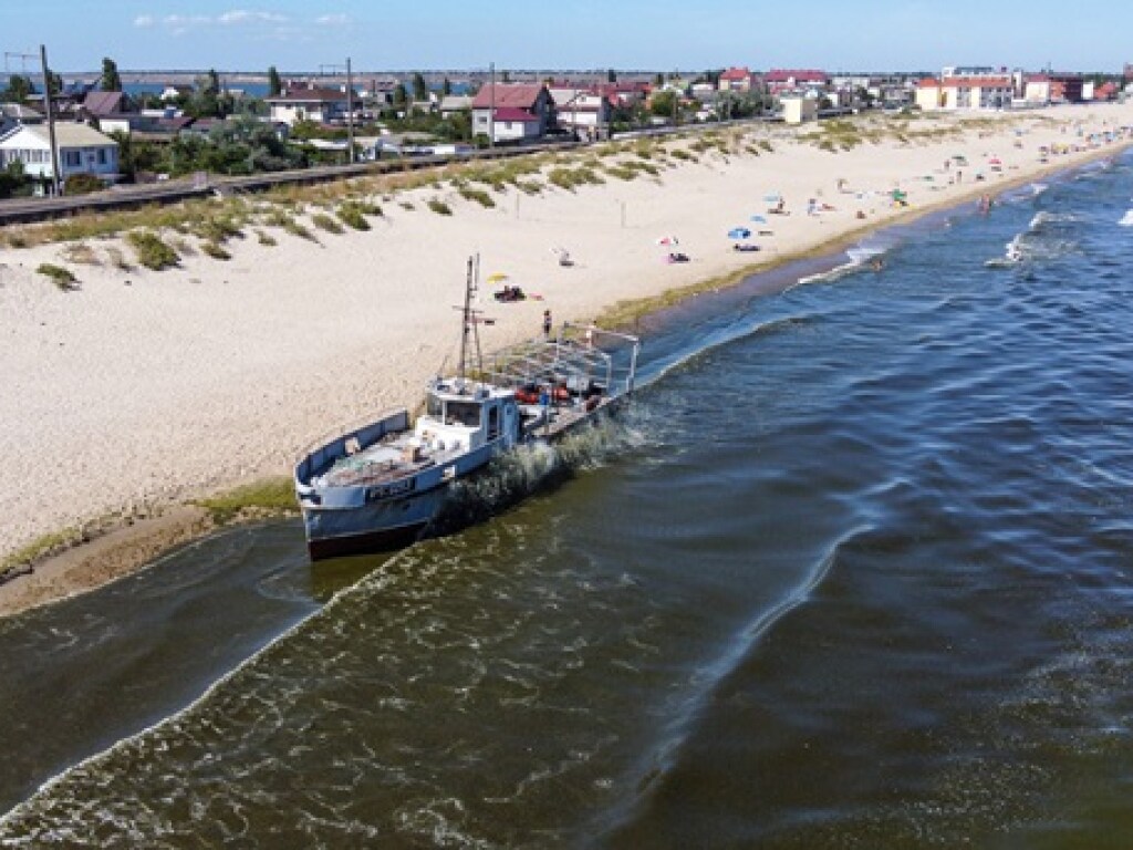 Под Одессой на пляж выбросило корабль (ФОТО, ВИДЕО)