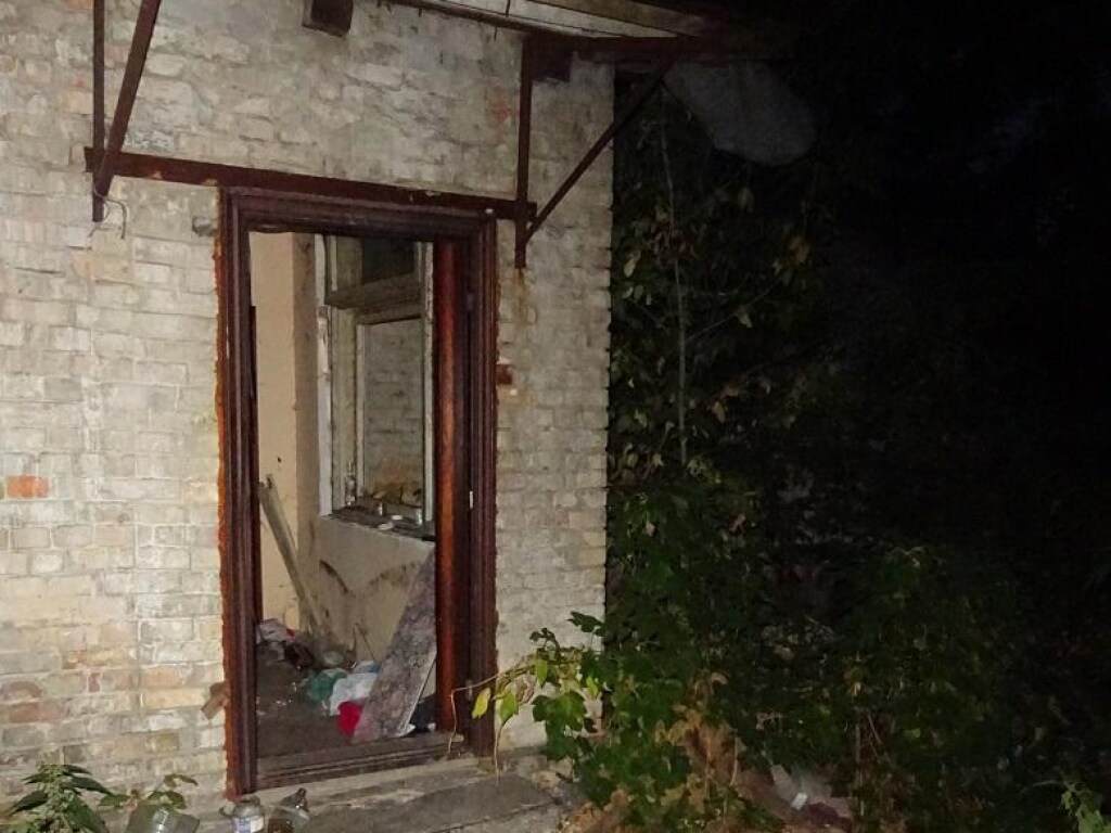 На Подоле в Киеве уличный грабитель затащил женщину в заброшенный дом и избил (ФОТО)