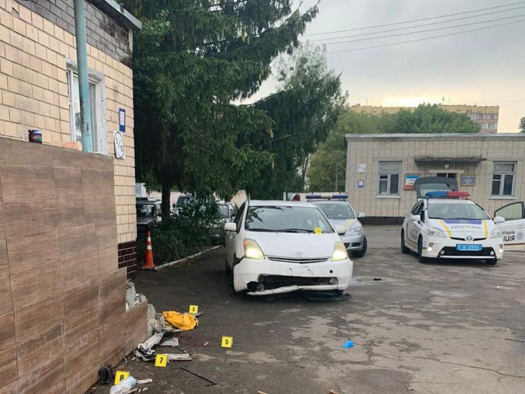 В Киеве пьяный майор на Toyota сбил группу студенток: девушки остались калеками (ФОТО)