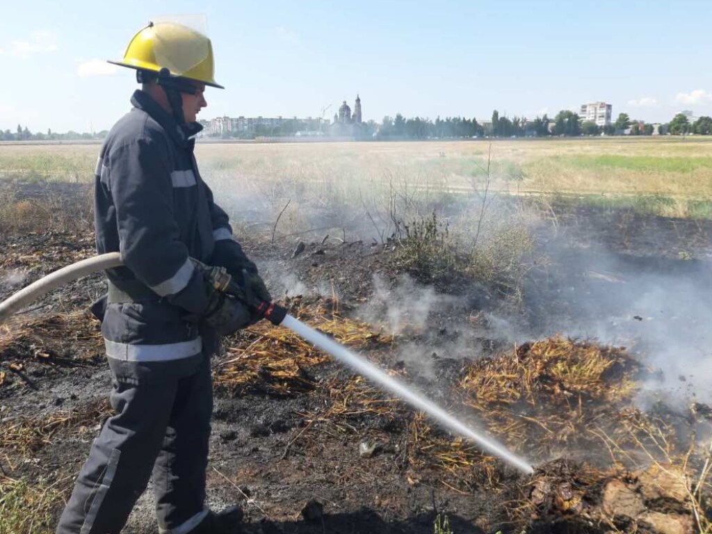 В Херсонской области произошел крупный пожар: сгорело 10 гектаров степи за сутки (ФОТО)