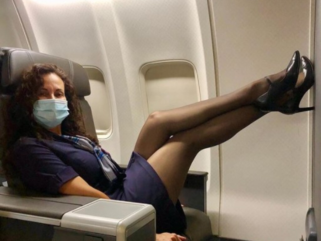 Популярная в соцсетях стюардесса поразила подписчиков стройностью ног (ФОТО)