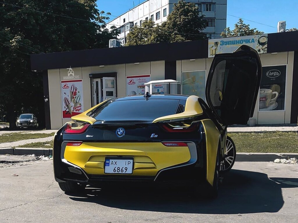 В Харькове на улице заметили редчайшую модель BMW (ФОТО)