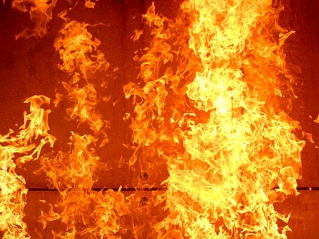 На Печерске в Киеве во дворе жилого дома сгорел автомобиль (ВИДЕО)