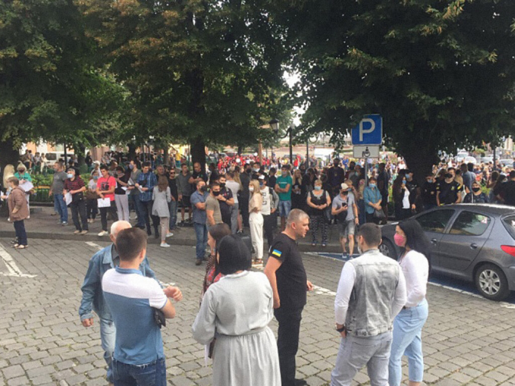 В Черновицкой области растет количество заразившихся COVID-19, но люди протестуют против карантинных ограничений (ФОТО)
