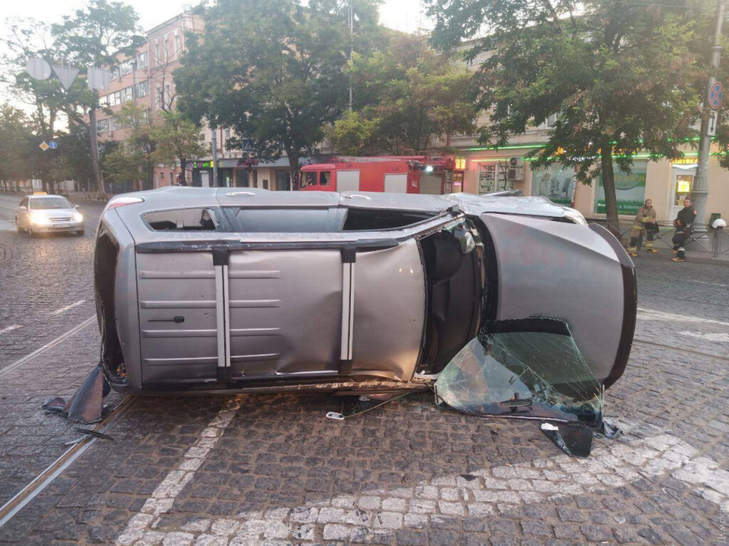 ДТП на площади: в Одессе Subaru перевернулась после столкновения с Hyundai (ФОТО)