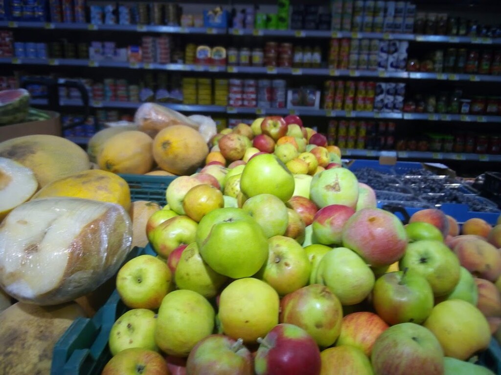 В столичных магазинах «упала» цена на яблоки и помидоры (ФОТО)