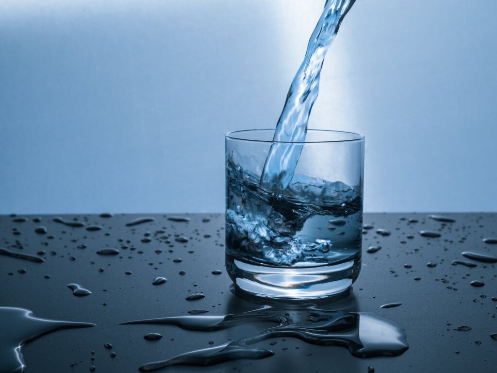 Пить много воды в корне неправильно, могут не выдержать почки &#8212; врач