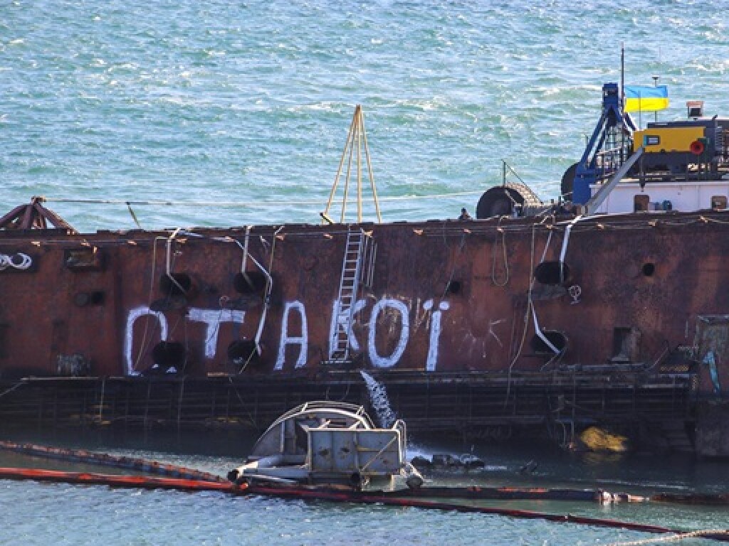 У берегов Одессы снова пытаются поднять затонувший танкер Delfi (ФОТО, ВИДЕО)