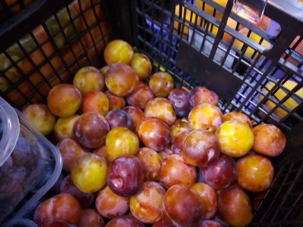На столичных рынках подешевели сливы, а цена персиков в 2 раза ниже магазинной (ФОТО)