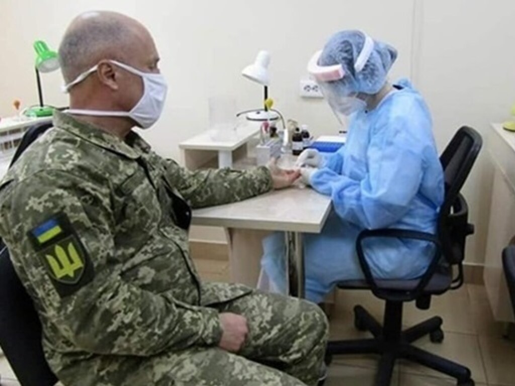 Почти 600 человек болеют коронавирусом в ВСУ