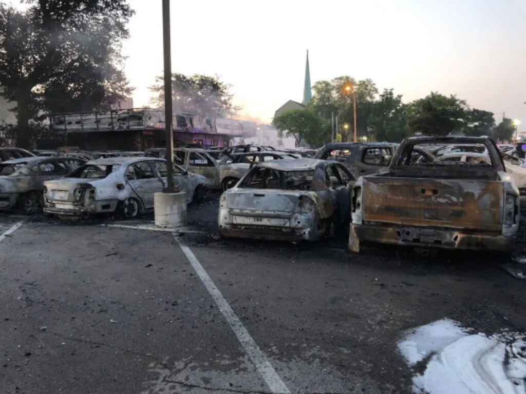 Масштабный пожар в автосалоне: протестующие в США сожгли около 100 машин (ФОТО)