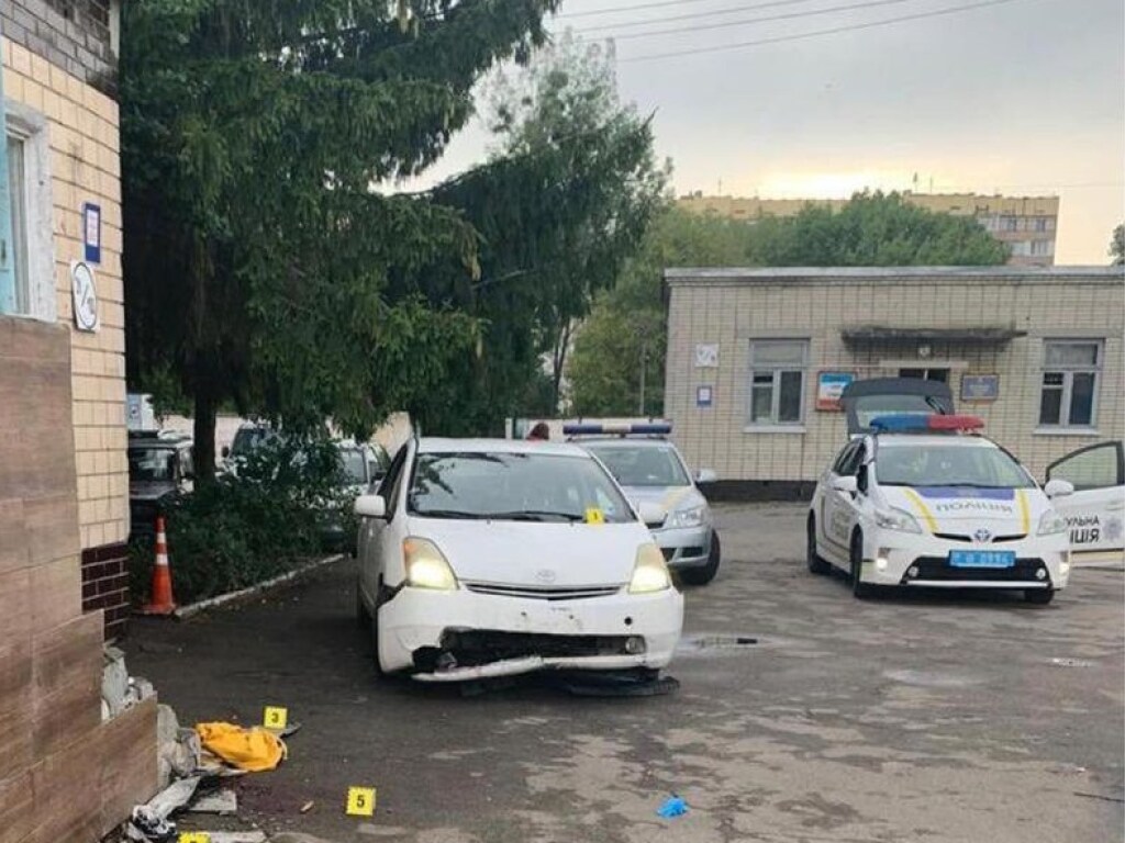 В Киеве пьяный майор сбил троих девушек на территории воинской части: жуткие подробности (ФОТО)