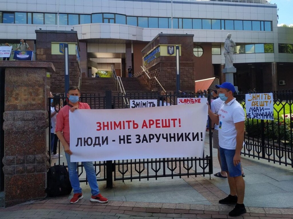 «Нас обманула власть»: инвесторы «Укрбуд» митингуют под Апелляционным судом (ФОТО)