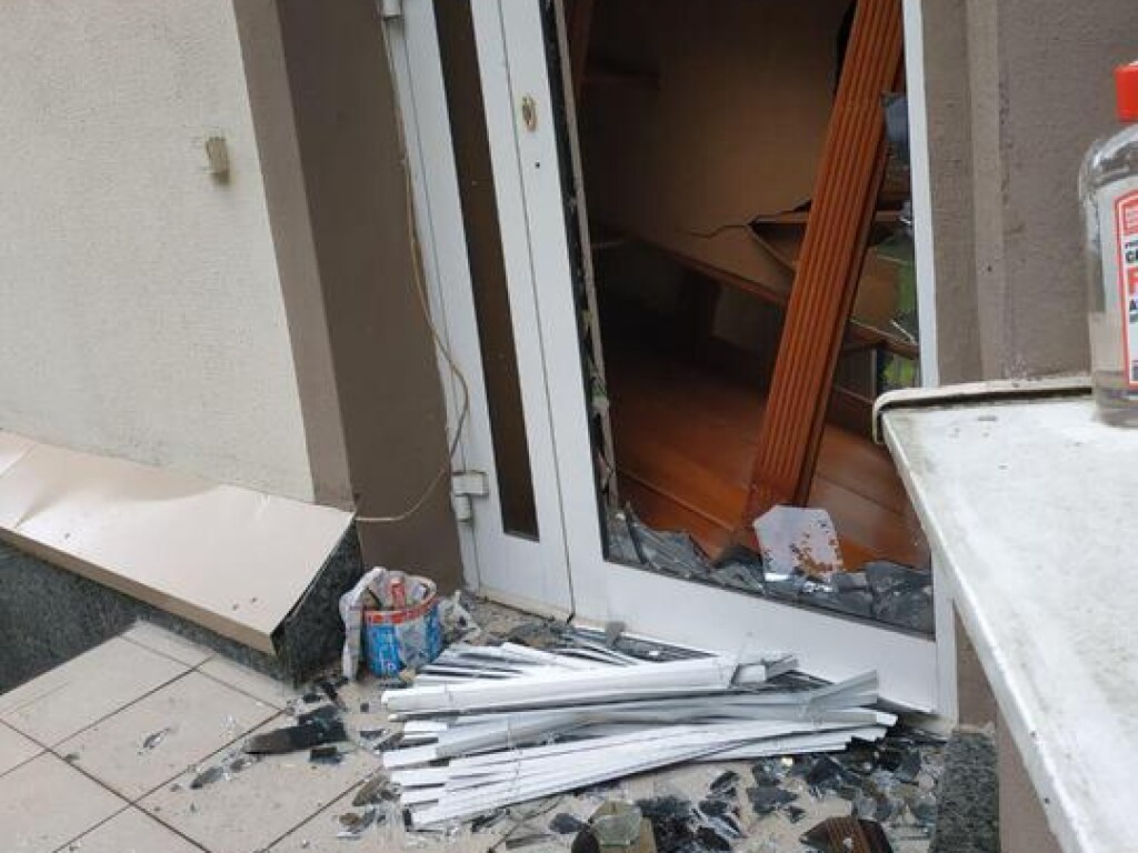 В Беларуси неизвестные напали на посольство Ливии: есть пострадавшие (ФОТО)