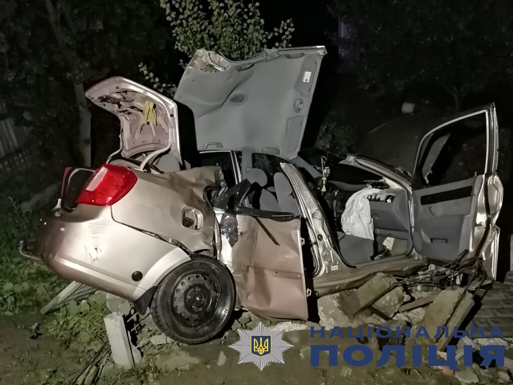 В Киевской области автомобиль врезался в бетонный забор: погибли два человека (ФОТО)