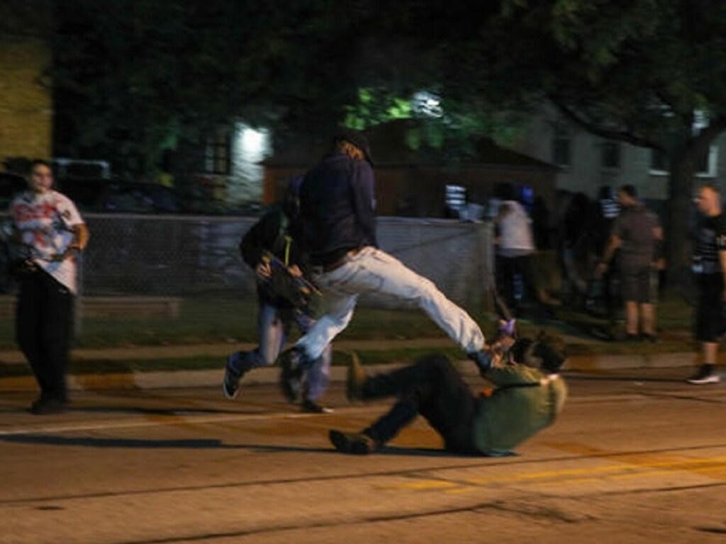 В США продолжаются протесты из-за раненого полицией афроамериканца: в городе Кеноша ввели комендантский час