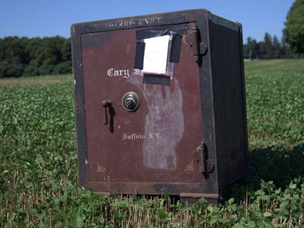 В США фермер обнаружил на своем участке большой сейф с запиской странного содержания (ФОТО)