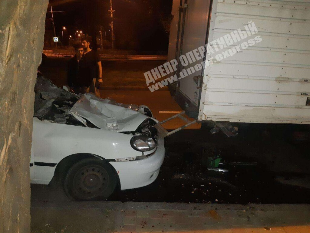 ДТП в Днепре: ночью легковушка врезалась в грузовик (ФОТО)