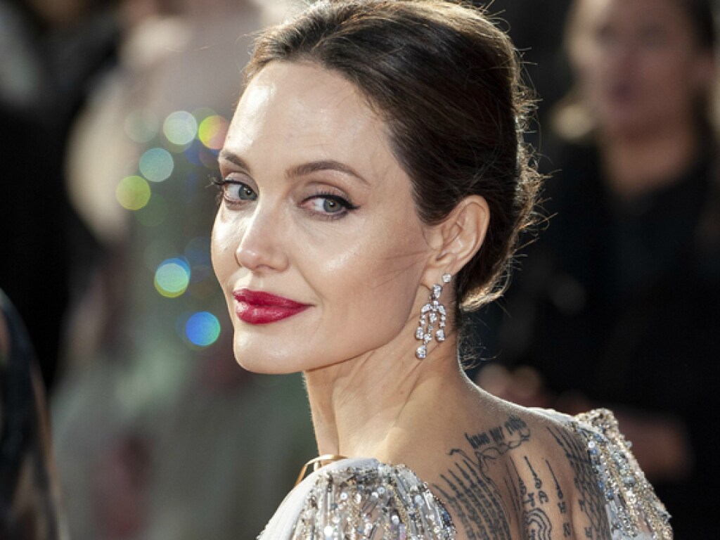 Анджелина Джоли сменила стиль: вместо платьев – джинсы (ФОТО)