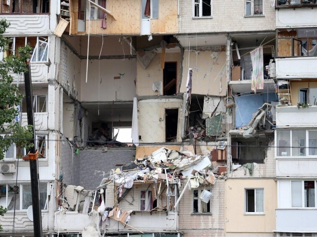 Взрыв на Позняках в Киеве: спасатели отдали вещи жильцам квартир с 1 по 4 этаж