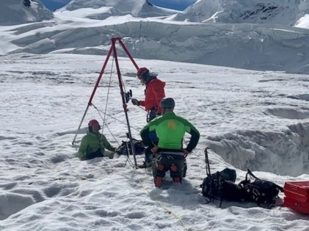 Спасатели в Альпах подняли наверх туристку, которая двое суток просидела в расщелине на леднике