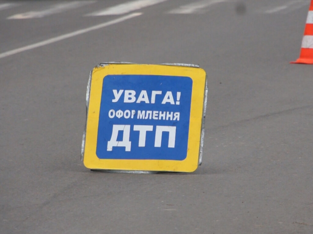В Киеве водитель фуры из-за неудачного маневра наделал бед (ВИДЕО)