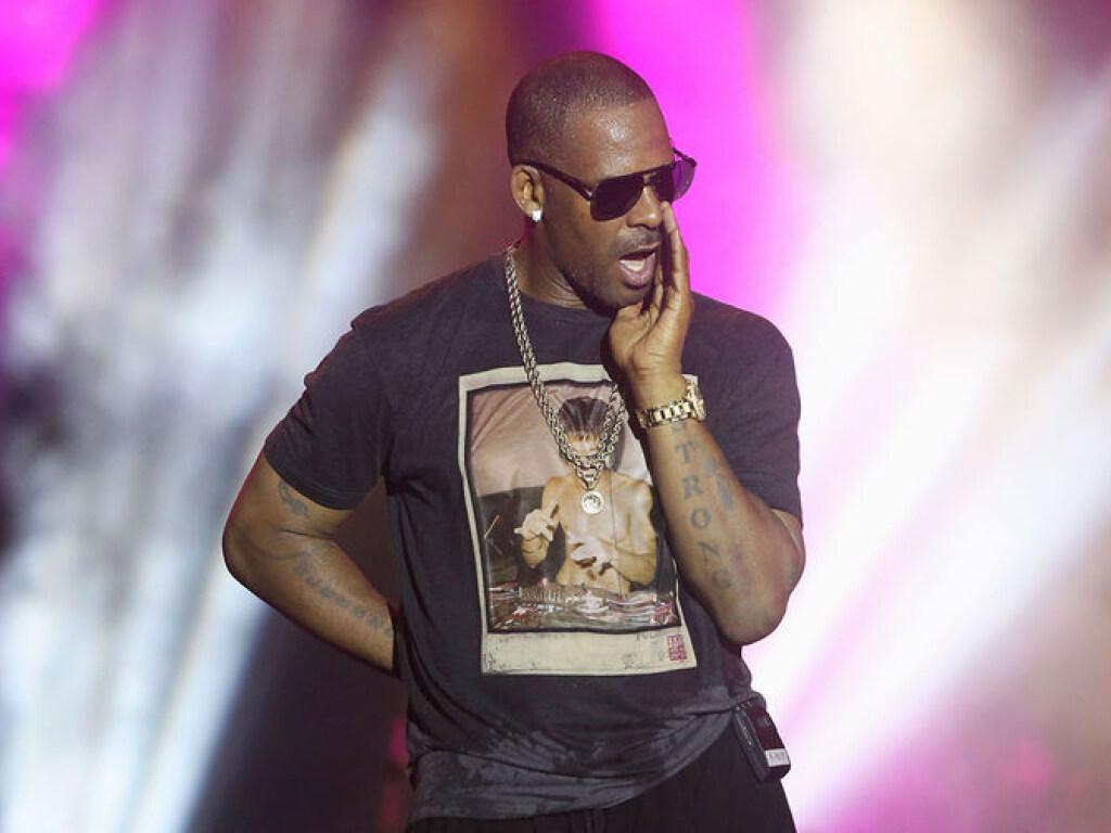Обвиненного в растлении несовершеннолетних певца R. Kelly избил сокамерник