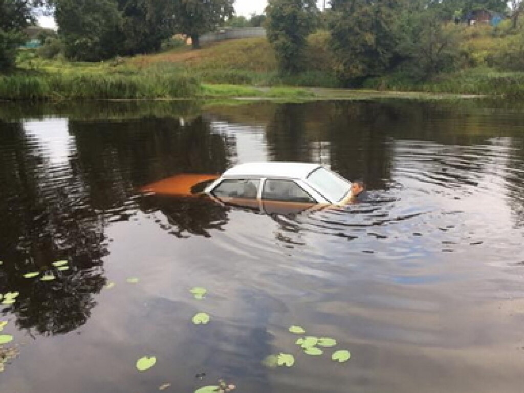 В Житомирской области подруги «утопили» в речке автомобиль (ФОТО)