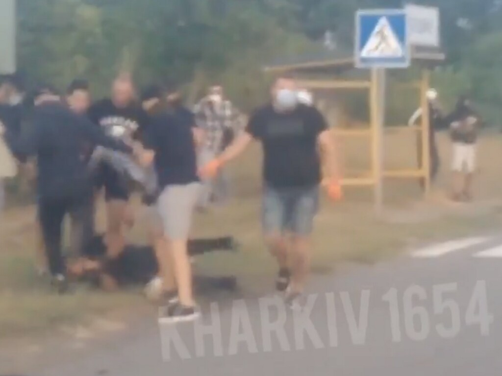 Жестокие разборки на трассе под Харьковом: появилось видео нападения