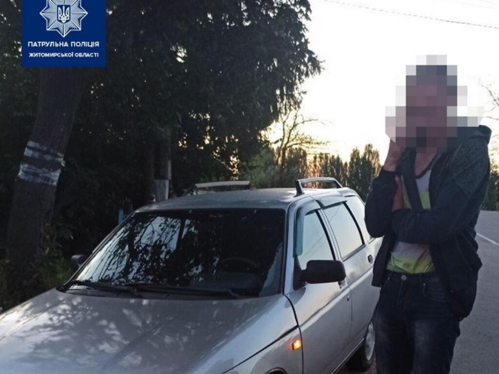 Пытался дать взятку: на Житомирщине патрульные задержали пьяного водителя ВАЗ (ФОТО)