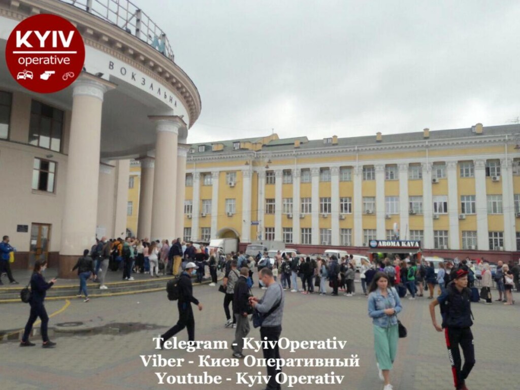 У столичной станции метро «Вокзальная» увидели огромнейшую очередь (ФОТО)