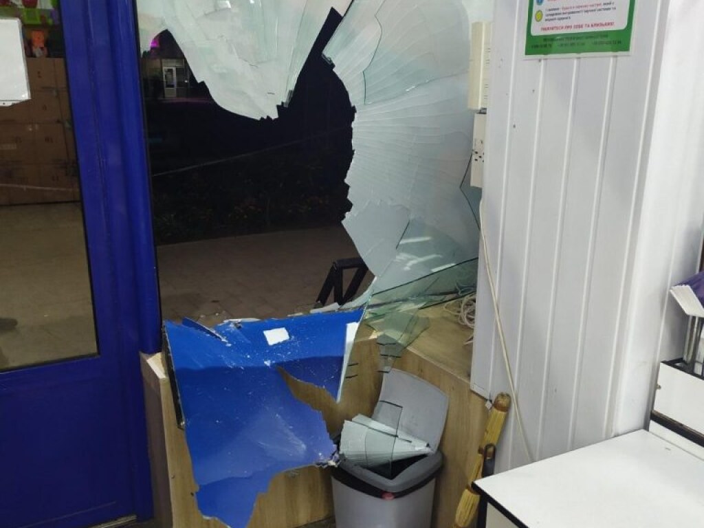В Черкассах пьяный дебошир головой разбил витрину супермаркета (ФОТО)