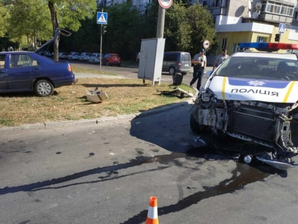 В Николаеве столкнулись патрульный автомобиль и «Сеат», есть пострадавшая (ФОТО)