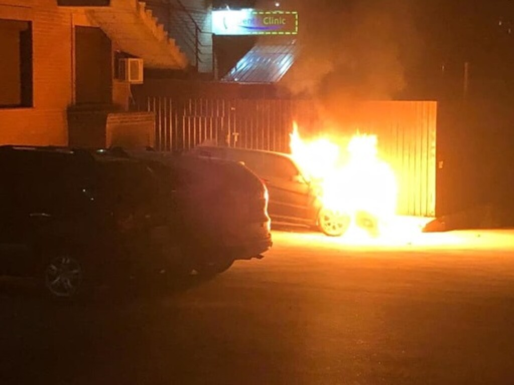 Нардепу от «Слуги народа» подожгли авто: все подробности (ВИДЕО)
